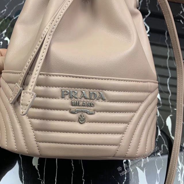 prada女包 普拉達2020最新款繡線水桶包 時尚百搭 prada手腕包 1BH038 Prada單肩手提包  pyd2401